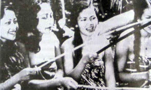 Miss Roekiah (2 dari kiri) dalam filem Terang Boelan (1937)